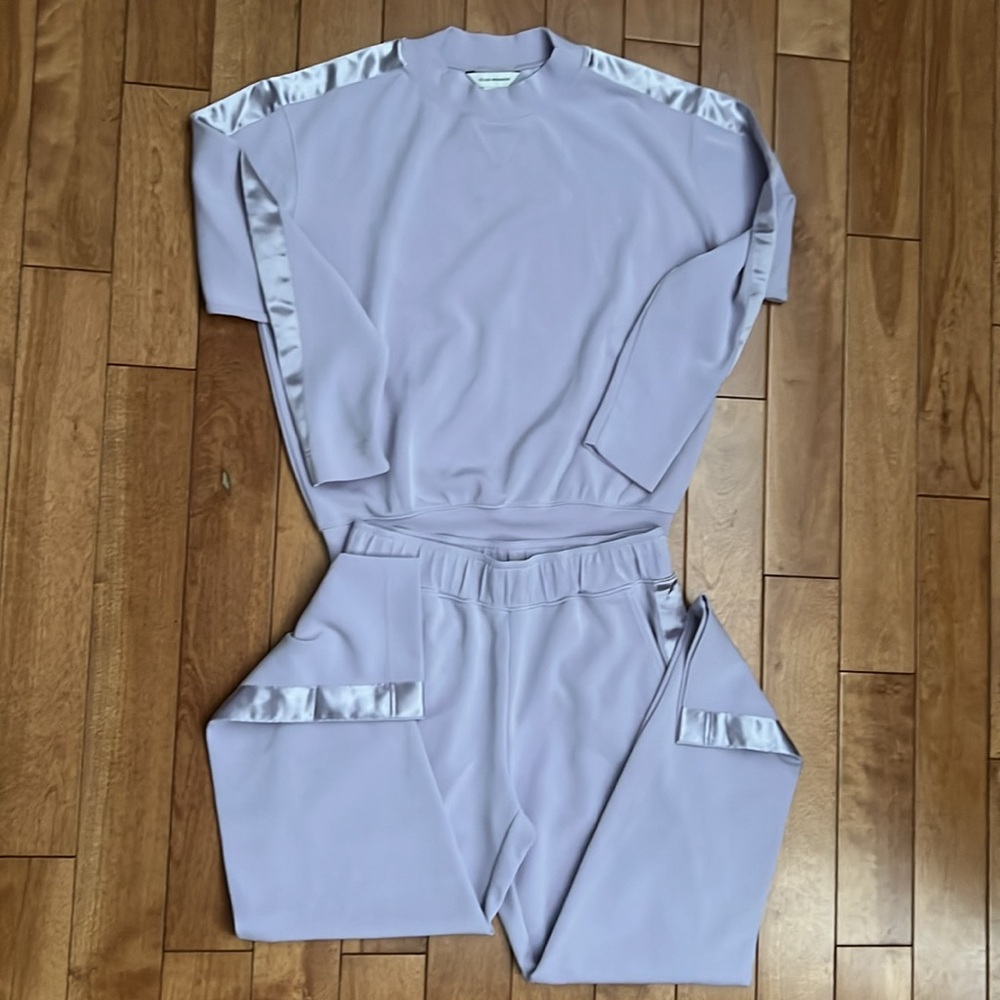 Club Monaco S/XS casual top and pant lounge set with satin band, great condition